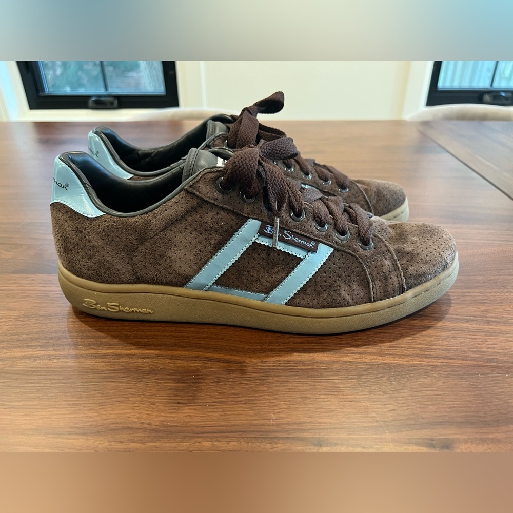 Ben Sherman Compton 2 - Perforated brown suede sneakers. Blue leather trim.
